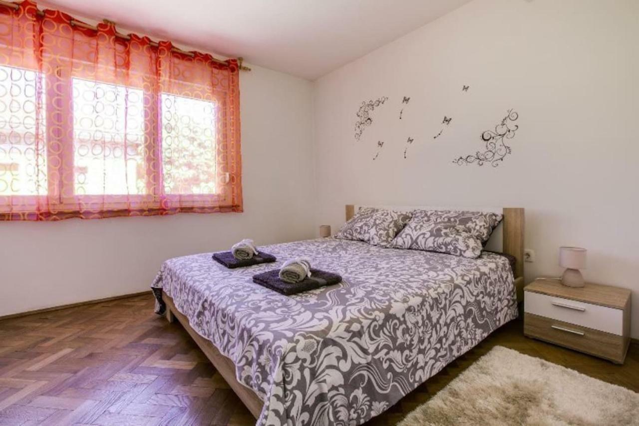 Appartamento A Pula Vicino Al Mare Bagian luar foto